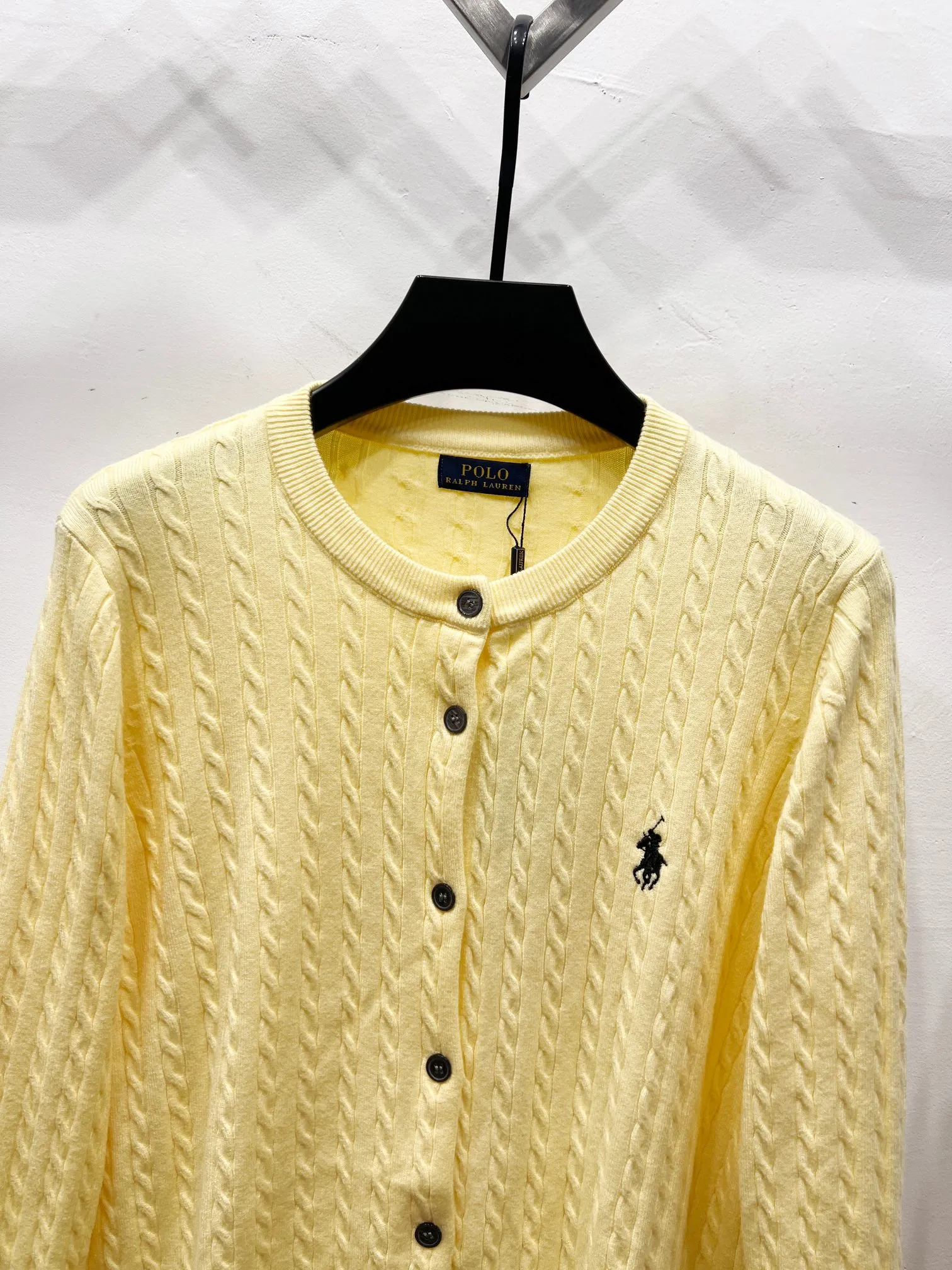 P180 Style number: (Q058) Ralph Lauren classic round neck solid color pony embroidered logo knitted cardigan long sleeves Ralph Lauren classic basic versatile twist knitted cardigan long sleeves Main supply platform live broadcast Wholesale entities Replenish when out of stock Not removed from the shelves Quality 1:1 version Complete three labels Correct version of pony logo Imported quality cotton yarn Focus on high-end Cost-effective Good quality Needless to say Zhao Lusi's same style is really amazing. It's so sweet. I'm so pretty. This cardigan is really good-looking. The upper body is simple and easy to wear. It's a must-have for goddess ootd. Good-looking clothes are never picky. A must-have in the wardrobe of goddesses. Size: S-XL. Color: black, apricot, gray, navy blue, red, white.